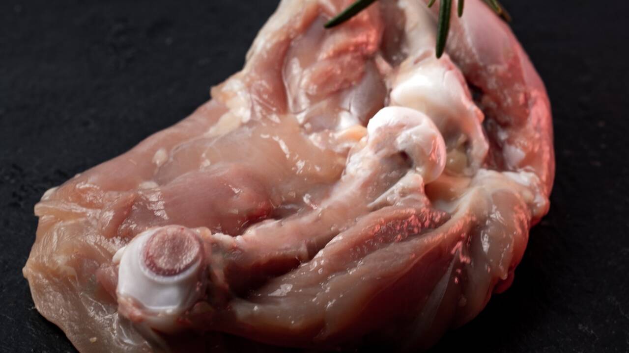 Die Knochen frei legen, dann wird das Fleisch gleichmäßig durch. 