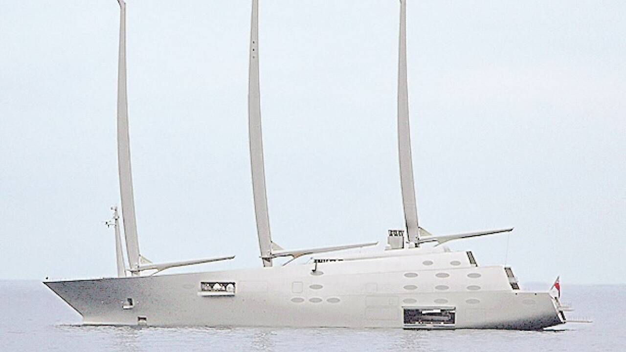 Die mit 143 m längste Segelyacht der Welt im Besitz eines Oligarchen fuhr in Monte Carlo ein. Die mit 143 m längste Segelyacht der Welt im Besitz eines Oligarchen fuhr in Monte Carlo ein.