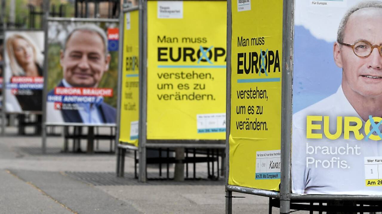 Wahlplakate soweit das Auge reicht 