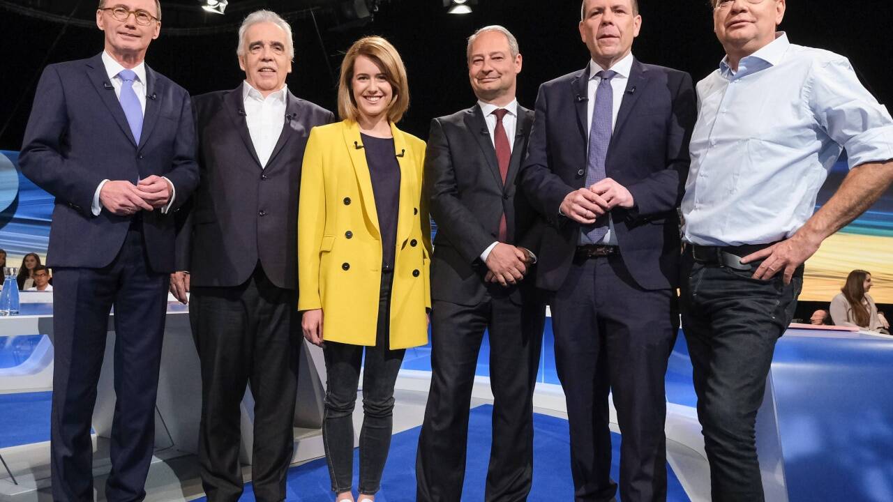 Die Spitzenkandidaten bei der „Elefantenrunde“ im ORF: Othmar Karas (ÖVP), Johannes Voggenhuber (EUROPA Jetzt), Claudia Gamon (NEOS), Andreas Schieder (SPÖ), Harald Vilimsky (FPÖ), Werner Kogler (Die Grünen).   Die Spitzenkandidaten bei der „Elefantenrunde“ im ORF: Othmar Karas (ÖVP), Johannes Voggenhuber (EUROPA Jetzt), Claudia Gamon (NEOS), Andreas Schieder (SPÖ), Harald Vilimsky (FPÖ), Werner Kogler (Die Grünen).