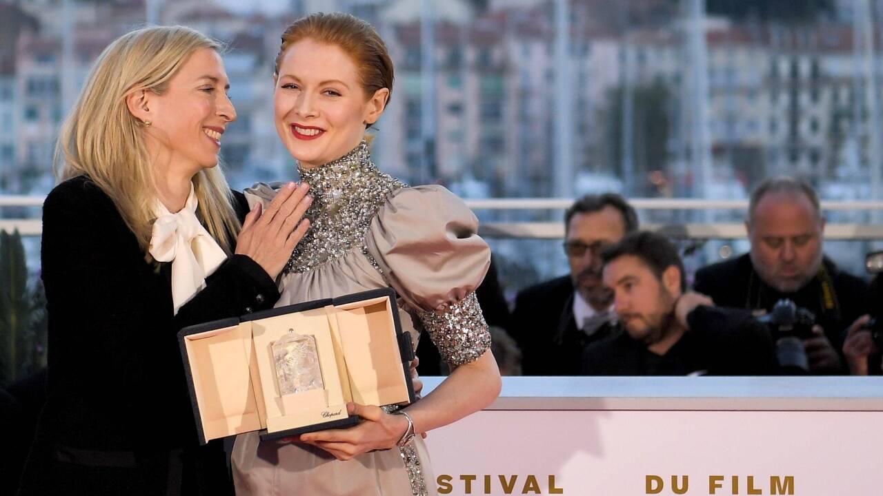 Regisseurin Jessica Hausner (l.) freut sich in Cannes mit ihrer Hauptdarstellerin Emily Beecham über deren Silberne Palme. Regisseurin Jessica Hausner (l.) freut sich in Cannes mit ihrer Hauptdarstellerin Emily Beecham über deren Silberne Palme.