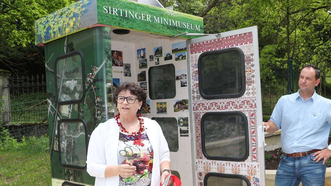 Initiatorin Margit Beling vor dem „Sirtinger Minimuseum“ und Harald Leitner, Besitzer des ehemaligen Schlossgasthofs Sighartstein. 