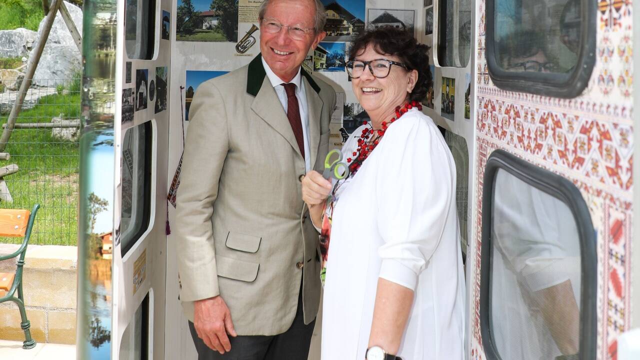 Viel Platz gibt es nicht: Landeshauptmann Wilfried Haslauer und Margit Beling nach der Eröffnung des Mini-Museums.  