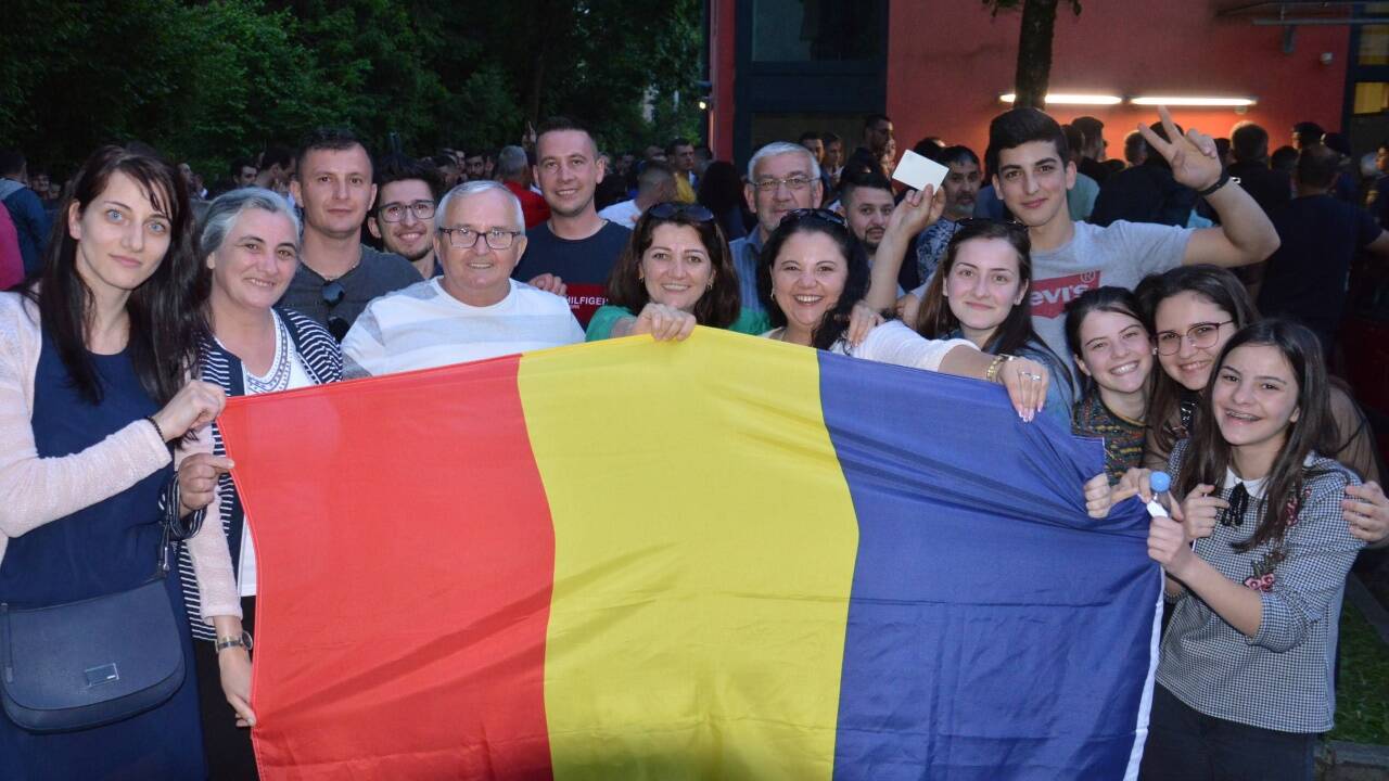 Einige der Wartenden schwenkten spontan eine rumänische Flagge.  