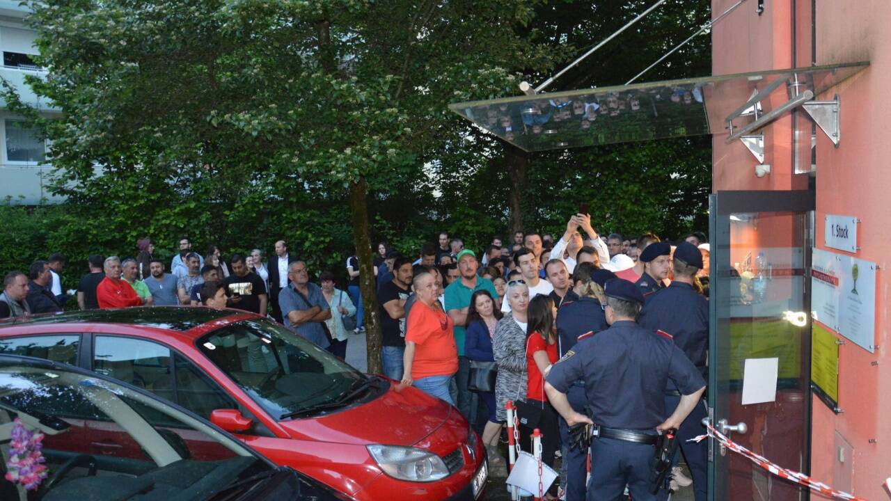 Über 100 Menschen warteten auch kurz vor Wahlschluss noch vor dem rumänischen Konsulat in Salzburg-Parsch, um doch noch ihre Stimme abgeben zu können.  