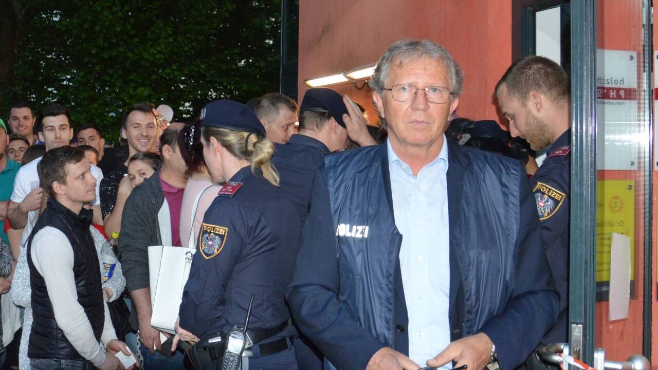 Major Gerhard Waltl versuchte als Einsatzleiter der Polizei, für einen geordneten Einlass zu sorgen.  