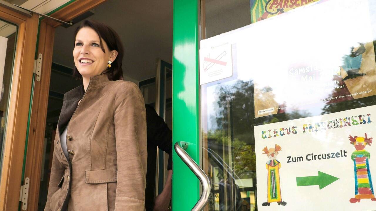 Karoline Edtstadler nach ihrer Stimmabgabe  Karoline Edtstadler nach ihrer Stimmabgabe