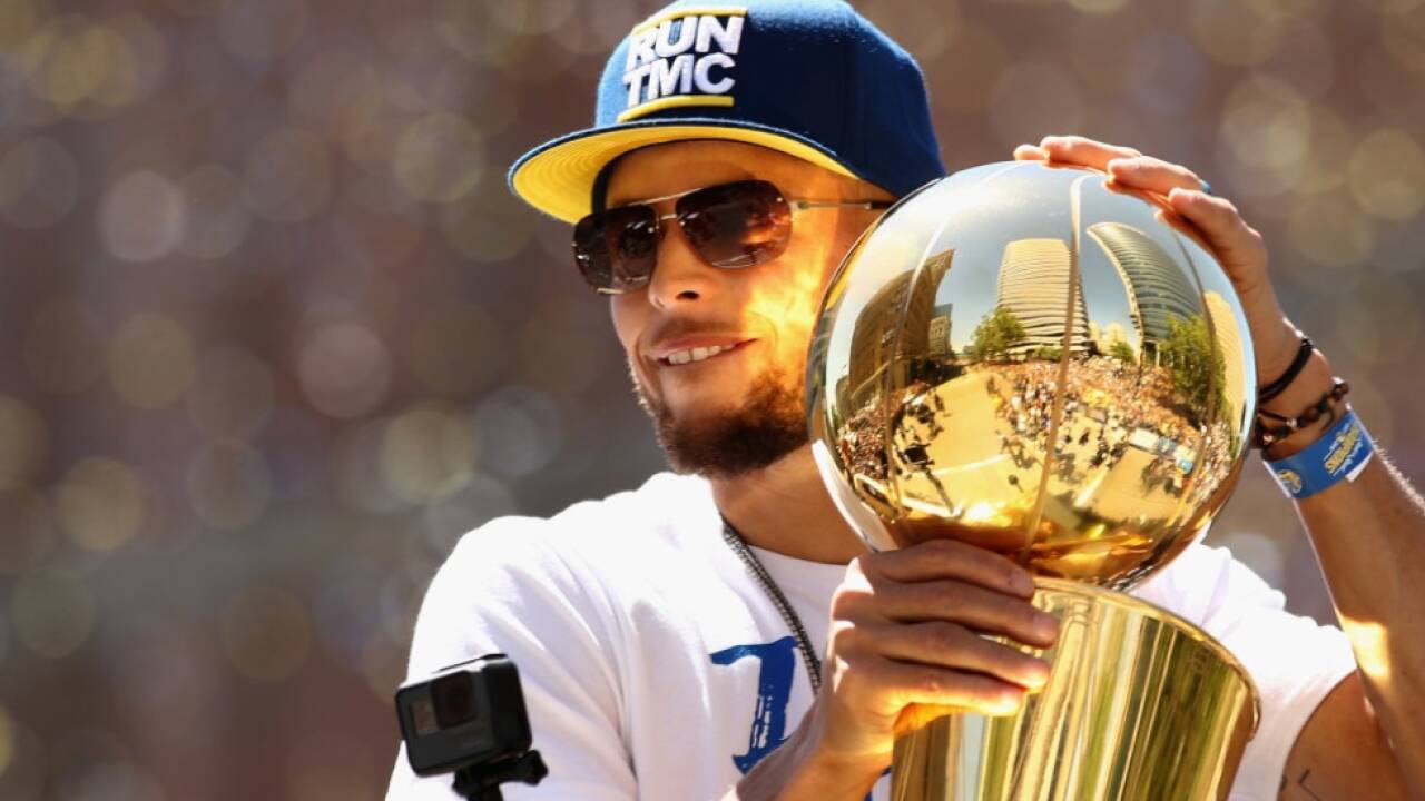 Stephen Curry und Co. peilen die dritte NBA-Trophäe in Folge an 