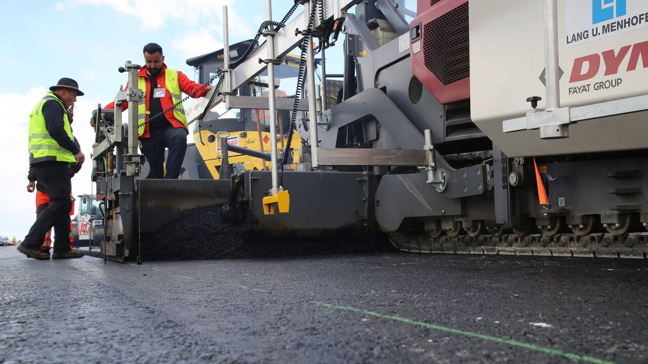 An Spitzentagen waren bis zu 250 Arbeiter auf der Baustelle beschäftigt und rund 300 Fahrzeuge und Geräte im Einsatz.   