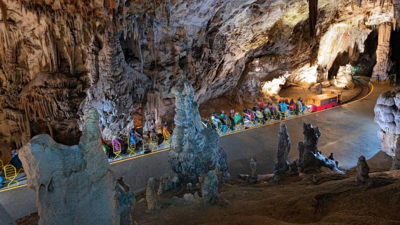 Deutsches Fabrikat, internationales Staunen: Zug durch die Grotte von Postojna.   Deutsches Fabrikat, internationales Staunen: Zug durch die Grotte von Postojna.