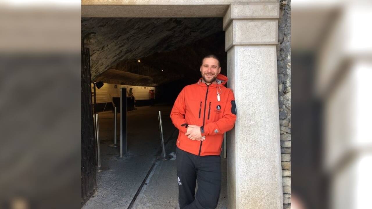 Roman Bogataj vor dem alten Eingang zur Grotte.   Roman Bogataj vor dem alten Eingang zur Grotte.