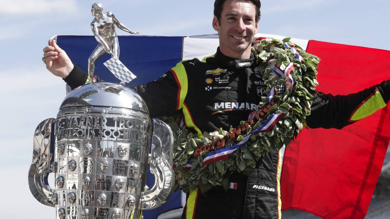 Die Borg-Warner-Trophy und einen ordentlichen Scheck gab es für Indy-500-Sieger Simon Pagenaud. Es war der größte Erfolg des Franzosen. 