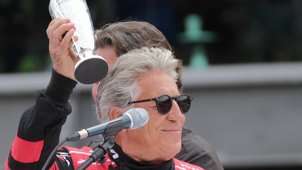 Und noch einmal ein (Baby-)Pokal für Legende Mario Andretti, der vor 50 Jahren das Indy 500 gewann. 
