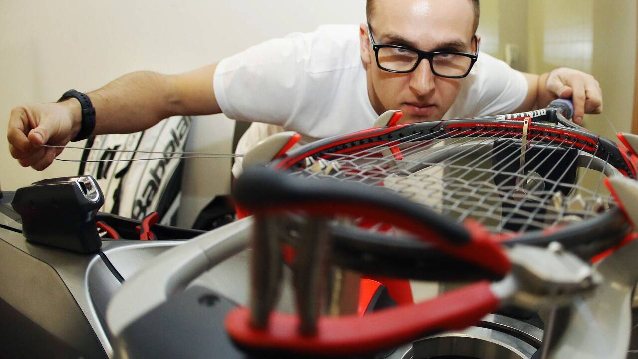 Dominic Thiems Arbeitsgerät geht durch die Maschine und Hände von Gerald Laposa.  