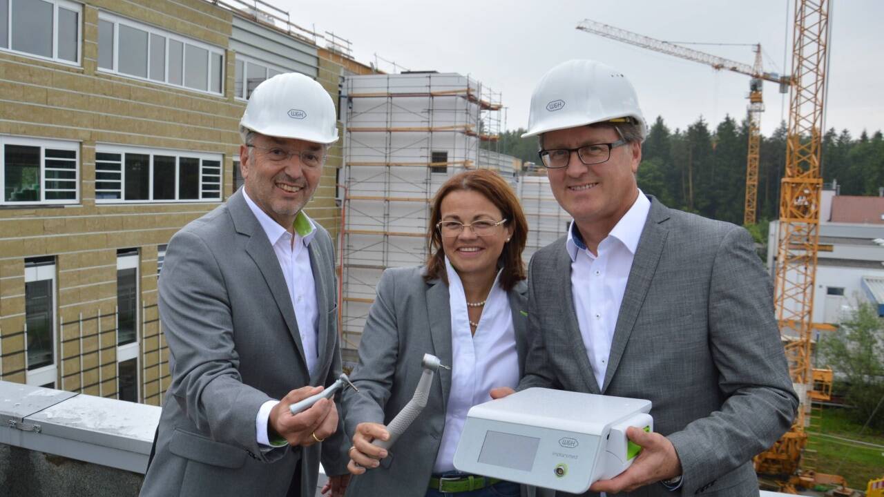 Peter und Daniela Malata sowie Herbert Traschwandtner freuen sich über den Ausbau. 