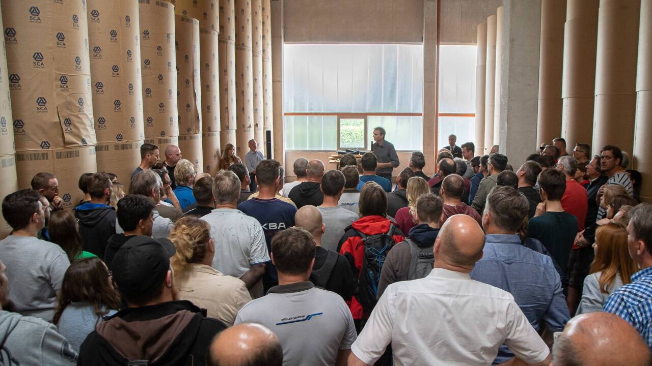 Betroffenheit bei der Betriebsversammlung am Dienstag: Die Oberndorfer Druckerei sperrt zu.  Betroffenheit bei der Betriebsversammlung am Dienstag: Die Oberndorfer Druckerei sperrt zu.
