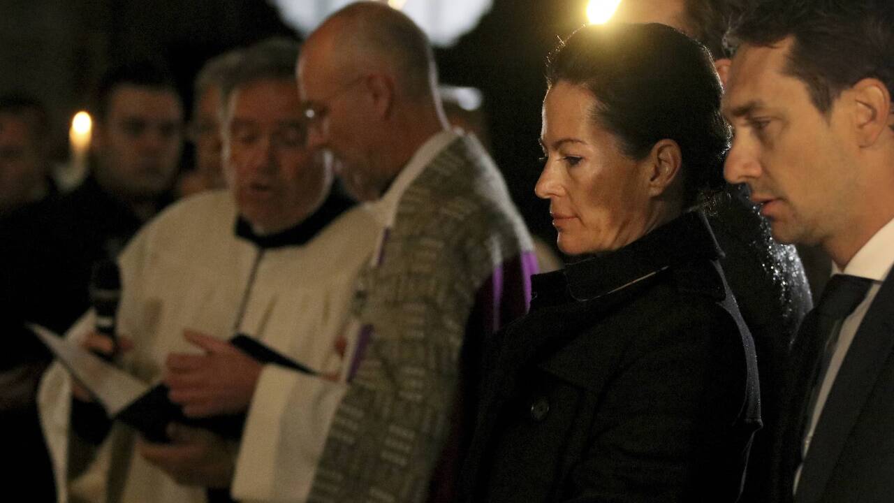 Laudas Ehefrau Birgit und seine Söhne Mathias und Lukas nehmen Abschied. 