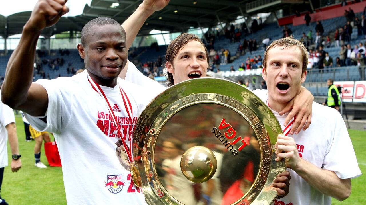 Erster von sechs Meistertellern für Christian Schwegler, hier mit Rabiu Afolabi und Andreas Ulmer.  