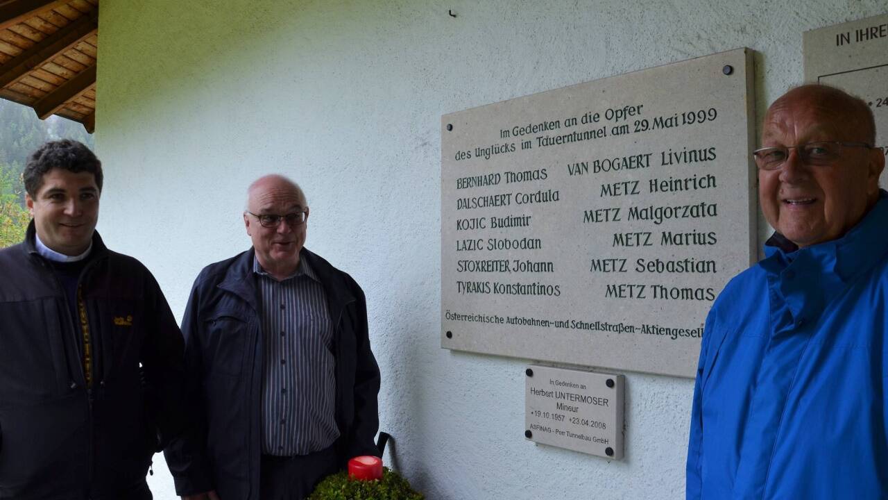 Die Pfarrer Michael Harrer und Anton Schatz sowie der frühere Lkw-Lenker Dietmar Leitner gedachten der Toten. 