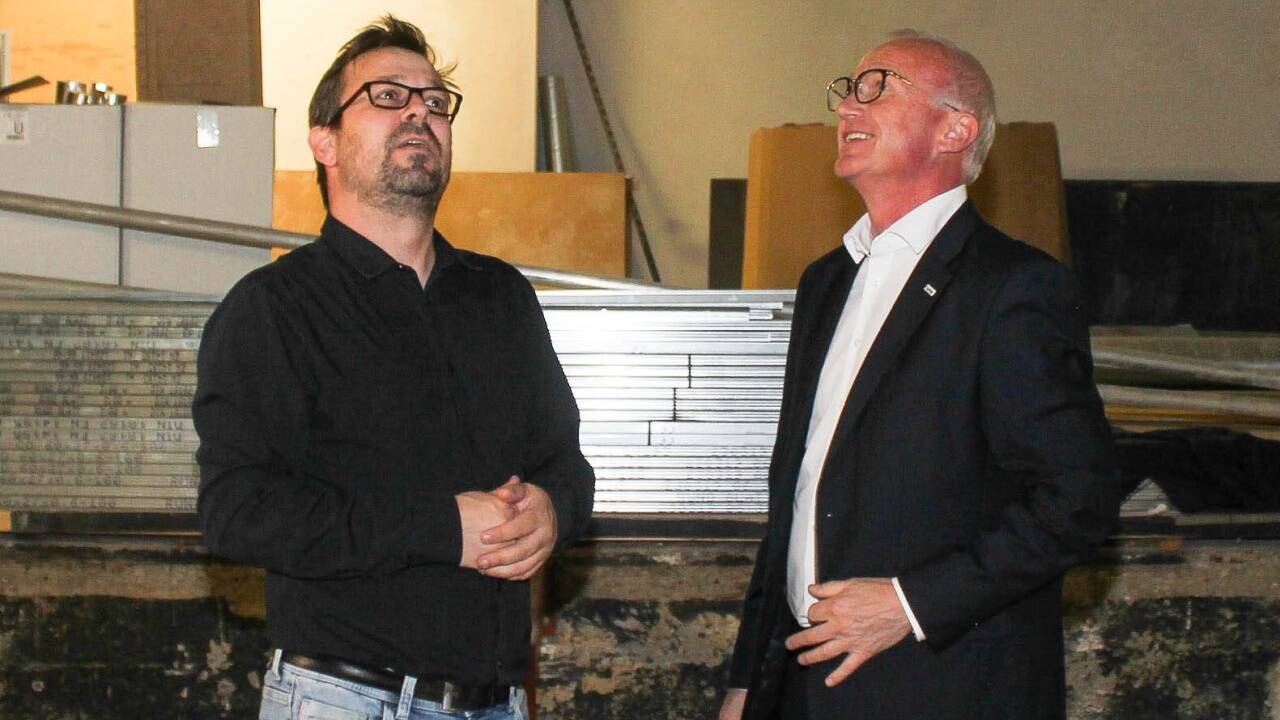 Torsten Bichler (l.) und Johannes Dines auf der Baustelle vom „Haus Elisabeth“, das eigentlich Keller des Pfarrsaales ist.   