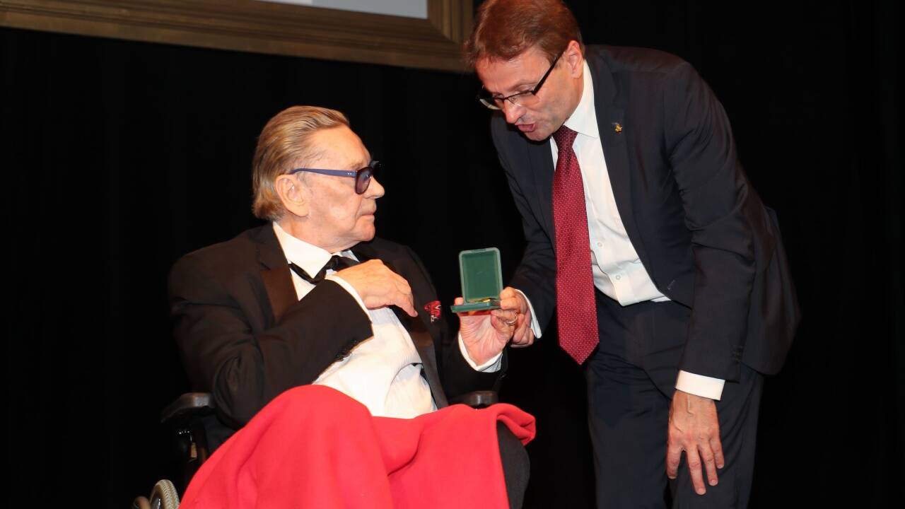 Bürgermeister Hannes Heide und Helmut Berger.  