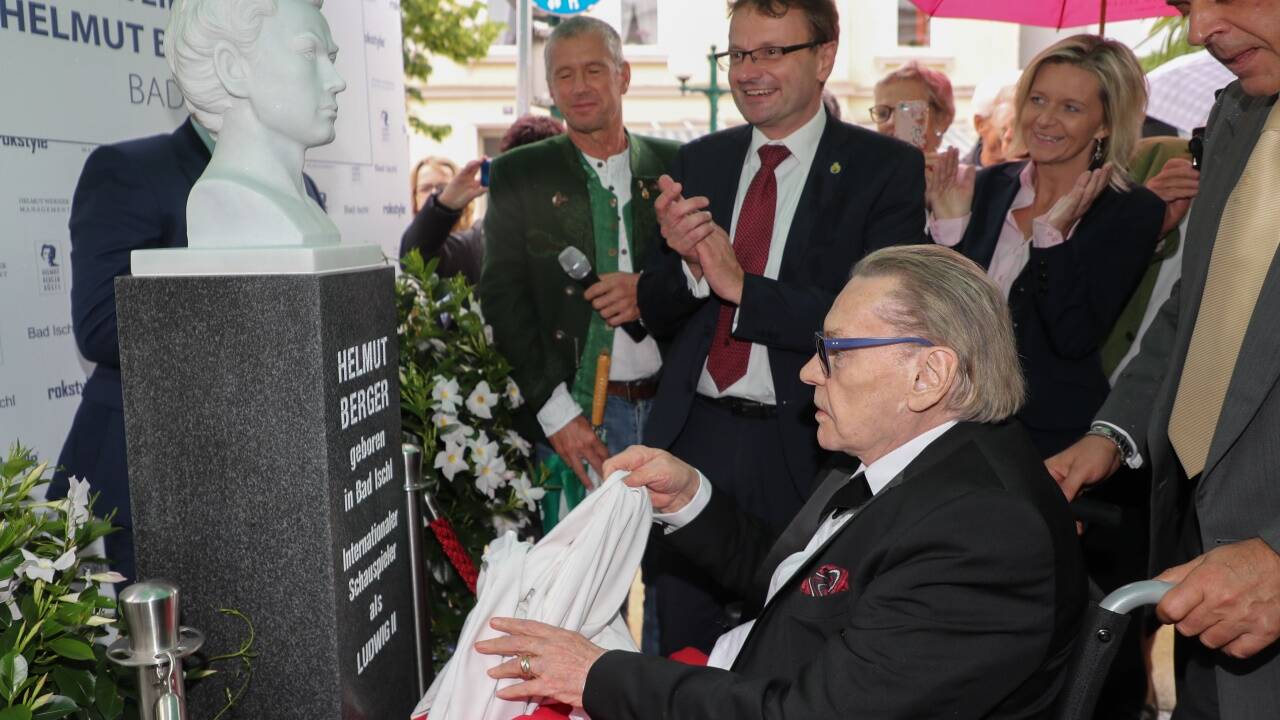 Helmut Berger vor seiner Büste.  