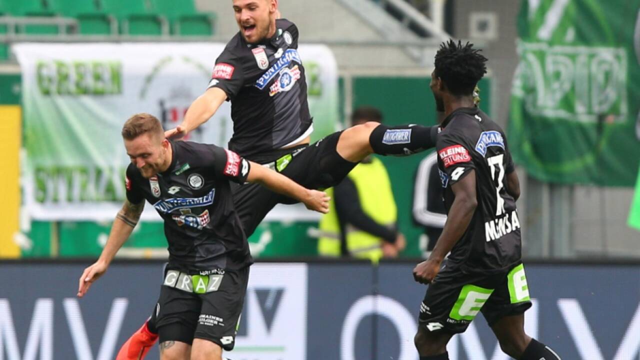 Spendlhofer gratuliert dem Torschützen Jantscher 