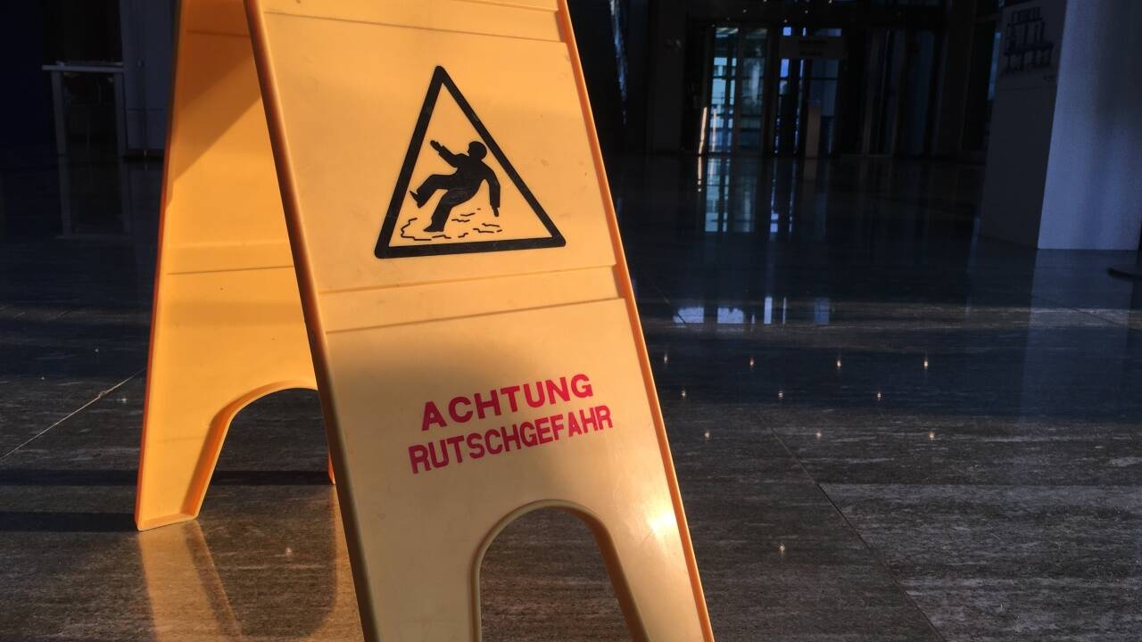 Ein solches Schild wollten die 19-Jährigen mitgehen lassen. Und werden jetzt wegen versuchtem Diebstahl angezeigt. Ein solches Schild wollten die 19-Jährigen mitgehen lassen. Und werden jetzt wegen versuchtem Diebstahl angezeigt.