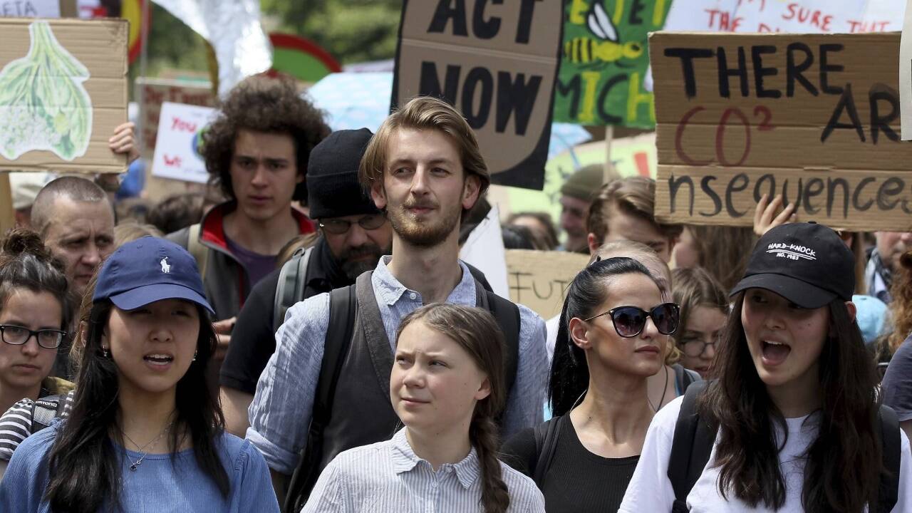 Dem Aufruf folgten nicht nur Schüler, sondern Menschen quer durch alle Altersgruppen. Auch Familien nutzten den Tag, um sich für mehr Klimaschutz einzusetzen. Dem Aufruf folgten nicht nur Schüler, sondern Menschen quer durch alle Altersgruppen. Auch Familien nutzten den Tag, um sich für mehr Klimaschutz einzusetzen.