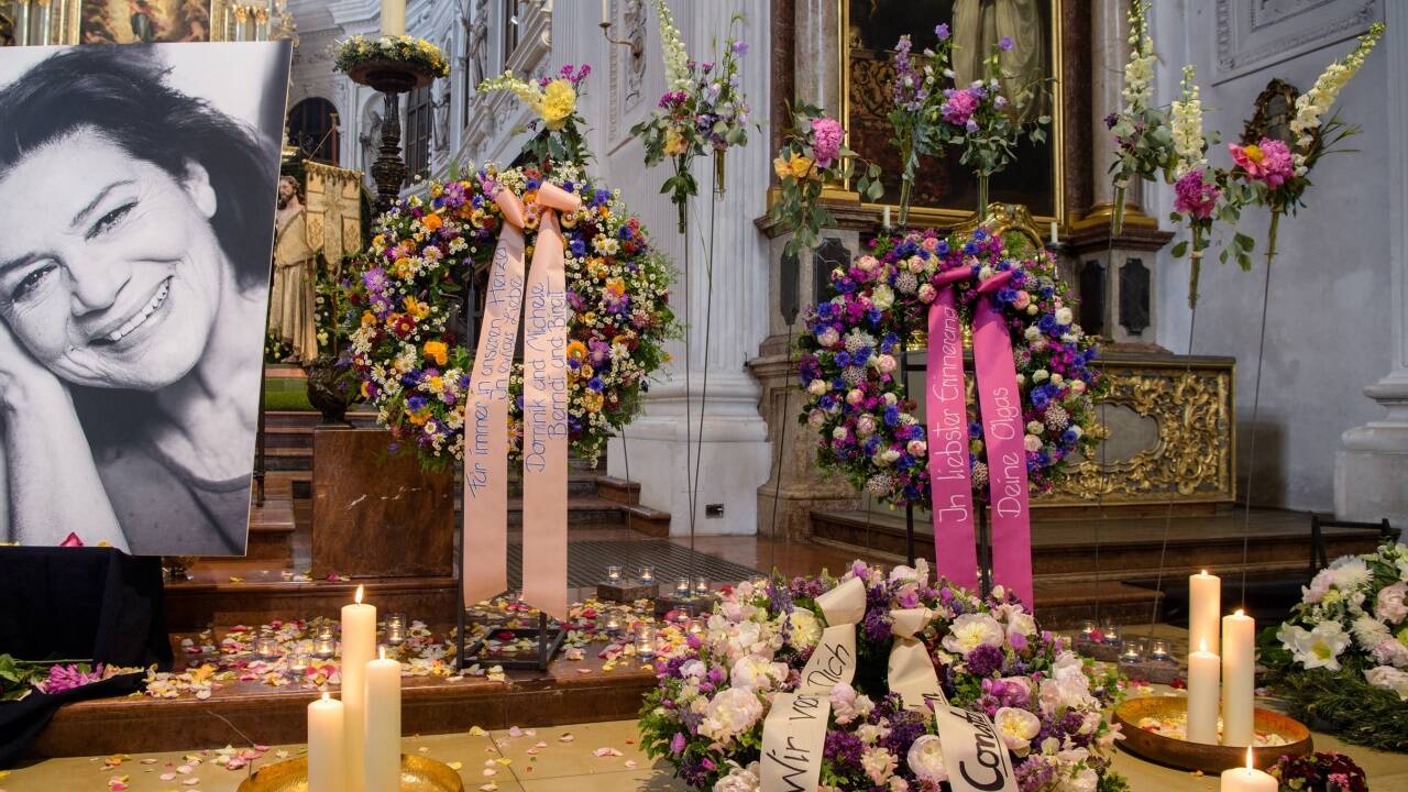 31. Mai 2019 – Abschied von einer Großen: In München nahmen am Freitag zahlreiche Menschen in der Kirche St. Michael Abschied von Mimin Hannelore Elsner, darunter die Schauspiel-Kollegen Elmar Webber und Iris Berben. 31. Mai 2019 – Abschied von einer Großen: In München nahmen am Freitag zahlreiche Menschen in der Kirche St. Michael Abschied von Mimin Hannelore Elsner, darunter die Schauspiel-Kollegen Elmar Webber und Iris Berben.