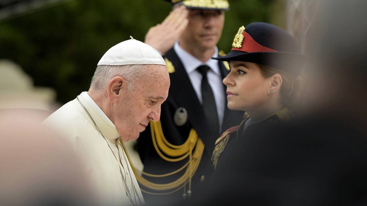 31. Mai 2019 – Mahnende Worte: Papst Franziskus hat Rumäniens Politik anlässlich seines Besuches in Bukarest zur Festigung der demokratischen Strukturen aufgerufen. Als größte Herausforderung nach der Wende bezeichnete der Papst die Auswanderung mehrerer Millionen Rumänen auf der Suche nach Arbeit und besseren Lebensbedingungen. 31. Mai 2019 – Mahnende Worte: Papst Franziskus hat Rumäniens Politik anlässlich seines Besuches in Bukarest zur Festigung der demokratischen Strukturen aufgerufen. Als größte Herausforderung nach der Wende bezeichnete der Papst die Auswanderung mehrerer Millionen Rumänen auf der Suche nach Arbeit und besseren Lebensbedingungen.