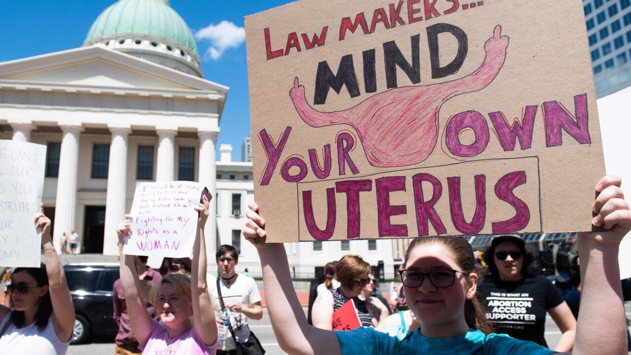 31. Mai 2019 – Tausende demonstrieren in St. Louis (US-Bundesstaat Missouri) gegen eine drohende Verschärfung des Abtreibungsgesetzes. Im Bundesstaat Louisiana haben die Abgeordneten bereits für ein Gesetz abgestimmt, das Schwangerschaftsabbrüche ab dem ersten Herzschlag – nach der sechsten Schwangerschaftswoche - verbietet. 31. Mai 2019 – Tausende demonstrieren in St. Louis (US-Bundesstaat Missouri) gegen eine drohende Verschärfung des Abtreibungsgesetzes. Im Bundesstaat Louisiana haben die Abgeordneten bereits für ein Gesetz abgestimmt, das Schwangerschaftsabbrüche ab dem ersten Herzschlag – nach der sechsten Schwangerschaftswoche - verbietet.