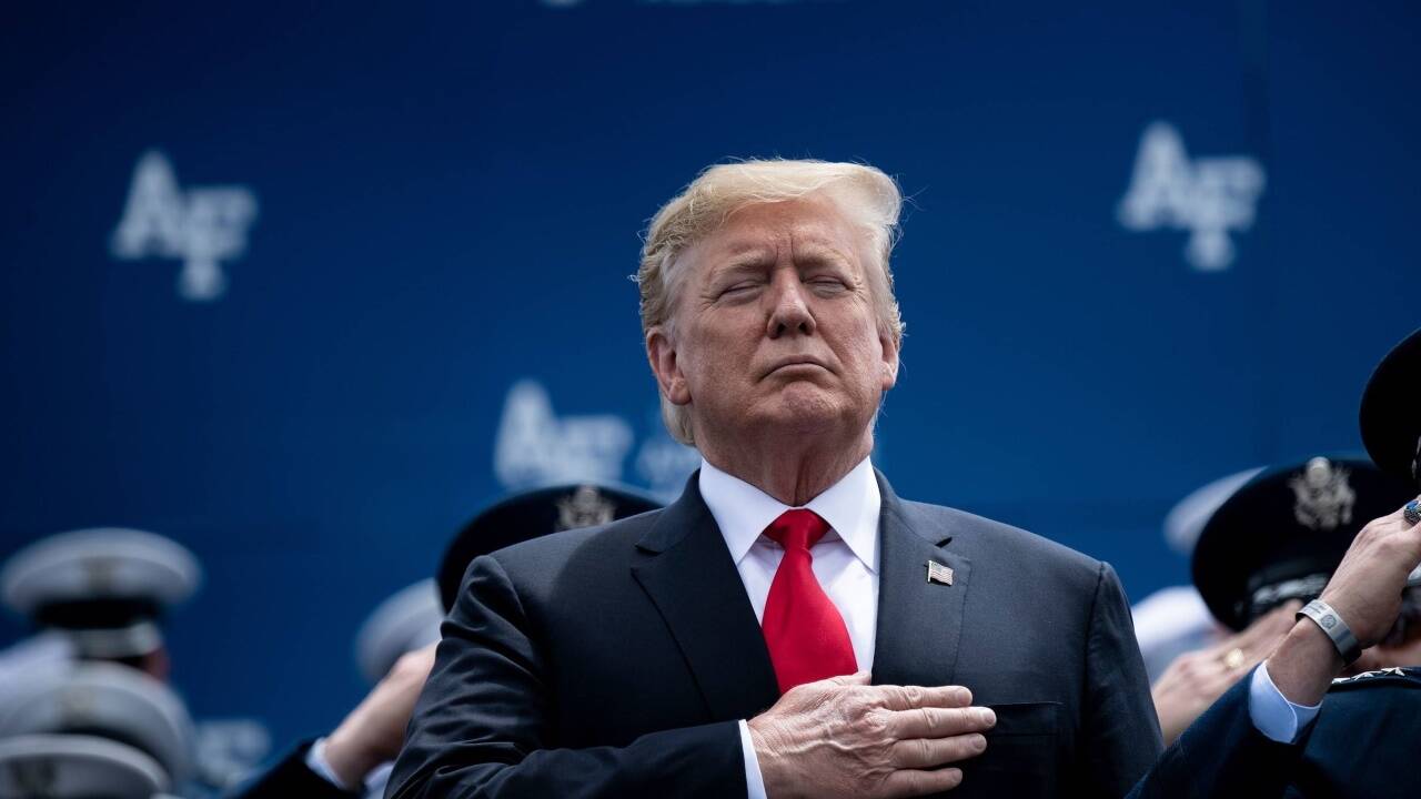 31. Mai 2019 – Hand aufs Herz: Bei der Nationalhymne zeigt sich US-Präsident Donald Trump patriotisch, gespielt wurde sie anlässlich der Abschlussfeier der United States Air Force Academy. 31. Mai 2019 – Hand aufs Herz: Bei der Nationalhymne zeigt sich US-Präsident Donald Trump patriotisch, gespielt wurde sie anlässlich der Abschlussfeier der United States Air Force Academy.