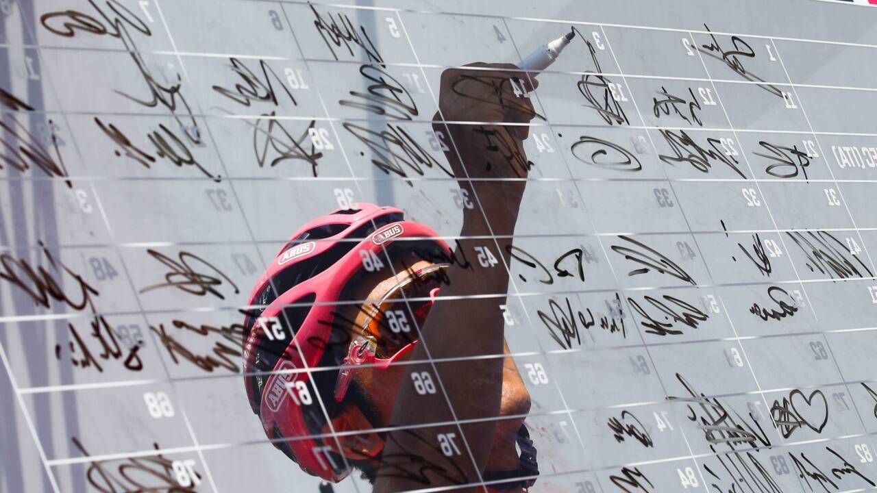 31. Mai 2019 – Richard Carapaz, Bauernsohn aus den Anden, dominiert den Giro d’Italia. Er ist der erste Ecuadorianer im Rosa Trikot. 31. Mai 2019 – Richard Carapaz, Bauernsohn aus den Anden, dominiert den Giro d’Italia. Er ist der erste Ecuadorianer im Rosa Trikot.