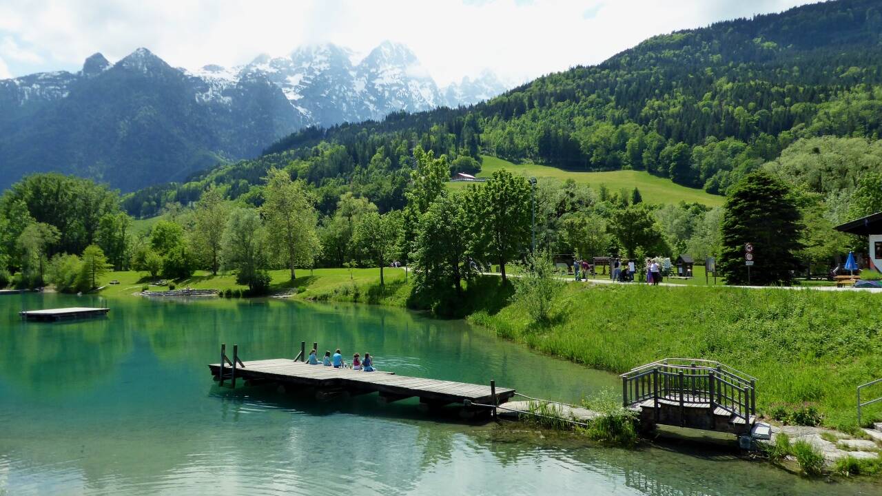 Oben am Göll der Winter, unten am Kuchler Bürgerausee ein zarter Sommer. 