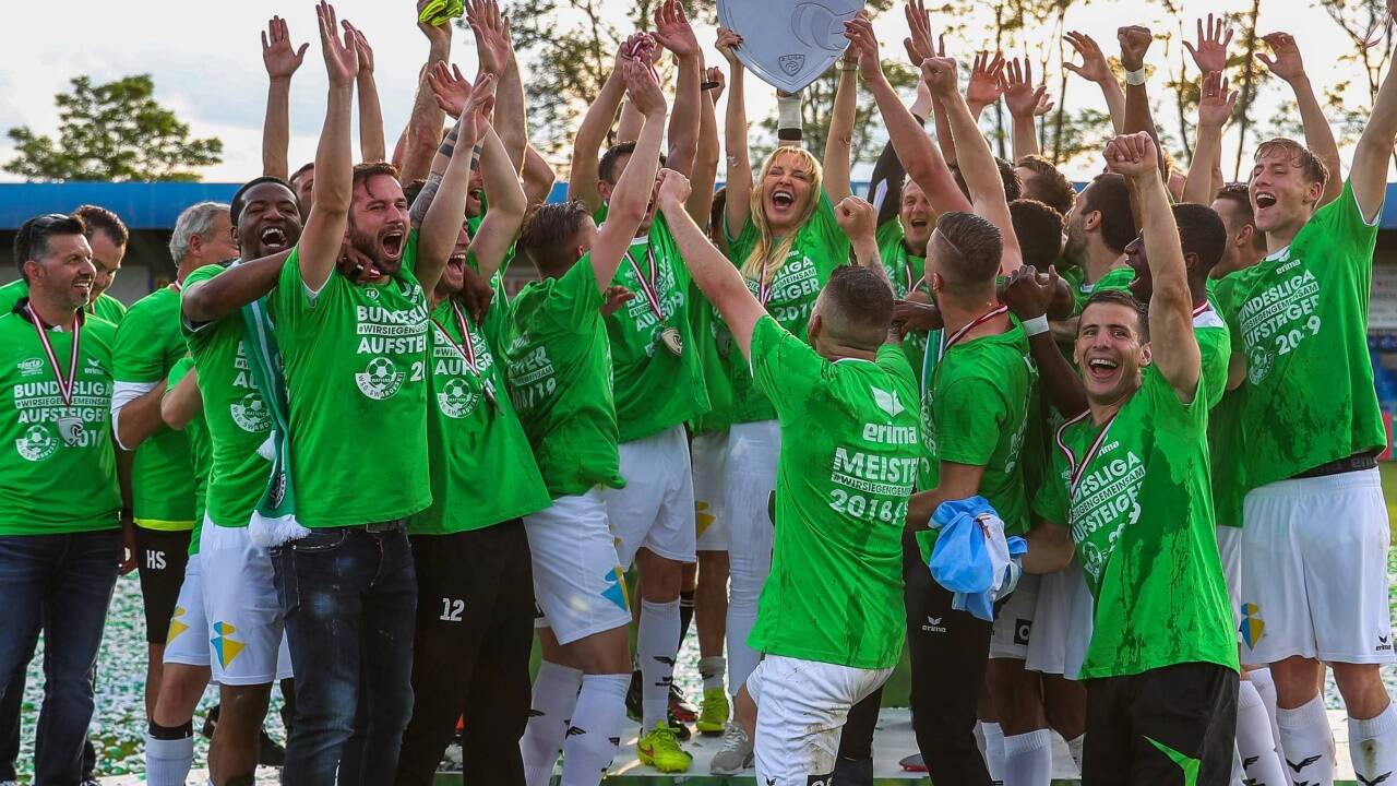 Jubel des Teams mit Präsidentin Diana Langes-Swarovski. Jubel des Teams mit Präsidentin Diana Langes-Swarovski.