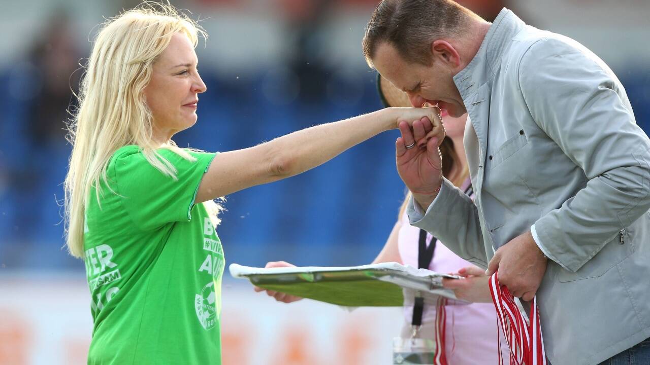 Bundesliga-Vorstand Reinhard Herovits gratuliert. Bundesliga-Vorstand Reinhard Herovits gratuliert.