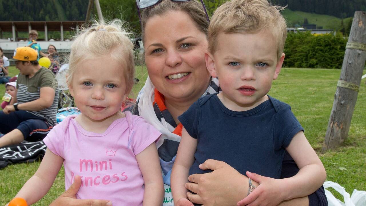 Natascha mit ihren Zwillingen Hanna und Benedikt.  Natascha mit ihren Zwillingen Hanna und Benedikt.