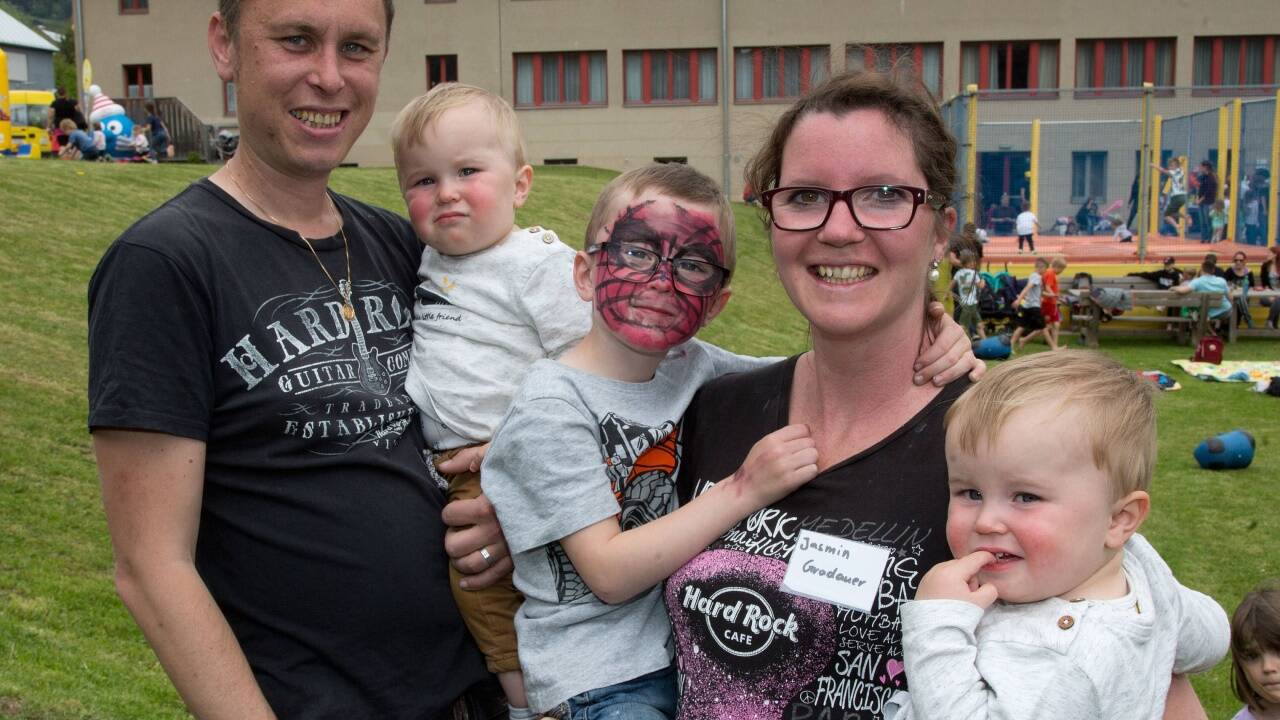 Jasmin und Bernd aus dem steirischen Kapfenberg und Zwillingen Sebastian und Benjamin sowie Bruder Oliver.  Jasmin und Bernd aus dem steirischen Kapfenberg und Zwillingen Sebastian und Benjamin sowie Bruder Oliver.
