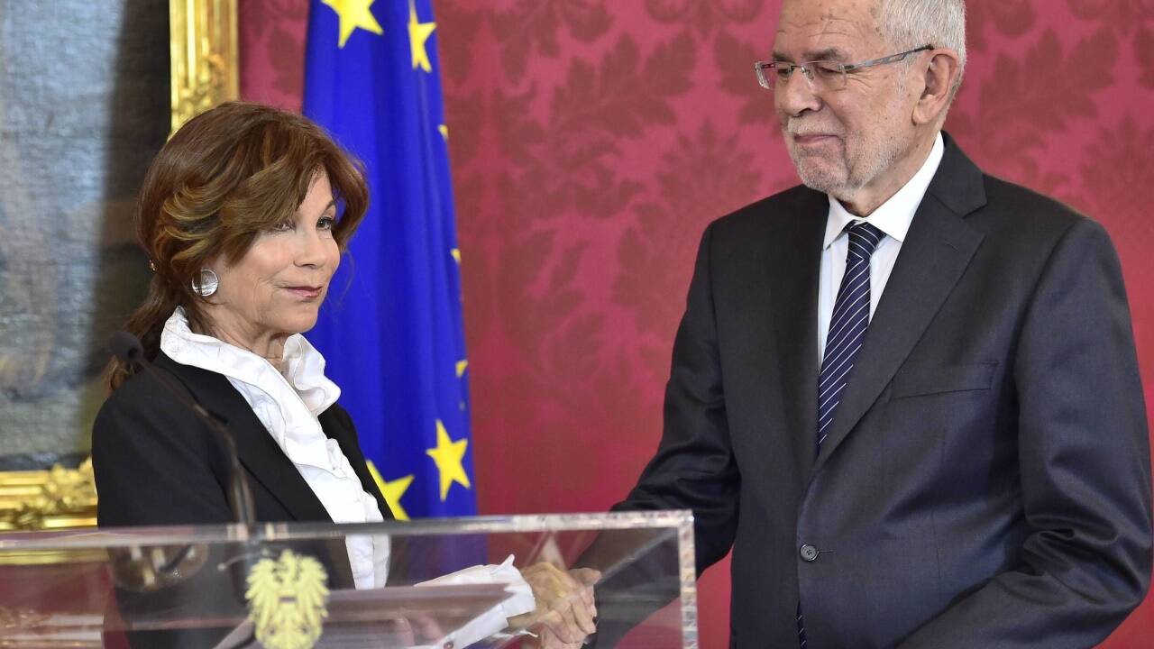 Mit Brigitte Bierlein eine neue Bundeskanzlerin zu ernennen war eine vergleichsweise leichte Aufgabe für Bundespräsident Alexander Van der Bellen. Mit Brigitte Bierlein eine neue Bundeskanzlerin zu ernennen war eine vergleichsweise leichte Aufgabe für Bundespräsident Alexander Van der Bellen.