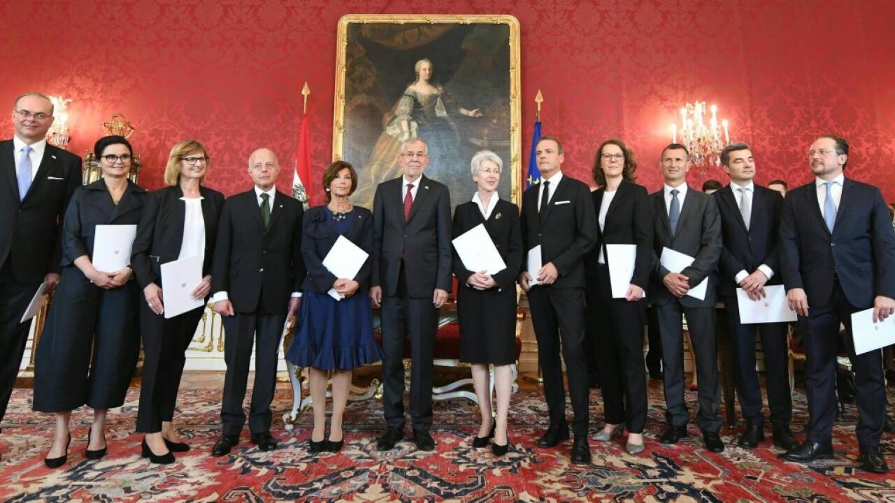 Verkehrsminister Andreas Reichhardt, Brigitte Zarfl (Ministerin für Arbeit, Soziales, Gesundheit und Konsumenten), Maria Patek (Ministerin für Nachhaltigkeit und Tourismus), Vizekanzler und Justizminister Clemens Jabloner, Bundeskanzlerin Brigitte Bierlein, Bundespräsident Alexander Van der Bellen, Wirtschaftsministerin Elisabeth Udolf-Strobl, Finanzminister Eduard Müller, Bildungsministerin Iris Eliisa Rauskala, Verteidigungsminister Thomas Starlinger, Innenminister Wolfgang Peschorn, Außenminister Alexander Schallenberg und Frauenministerin Ines Stilling während der Angelobung der neuen Bundesregierung am Montag, 3. Juni 2019, in der Präsidentschaftskanzlei in Wien. 