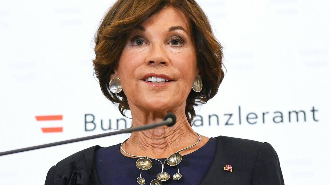 Bundeskanzlerin Brigitte Bierlein während eines Statements nach der Angelobung am Montag, 3. Juni 2019, im Bundeskanzleramt in Wien.  