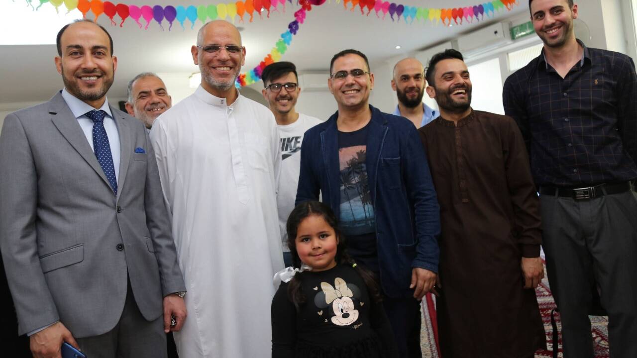 Imam Elwany Ayman (links) und Selman Isa (2.v.li.) mit den Moscheebesuchern in der Ignaz-Harrer-Straße. 