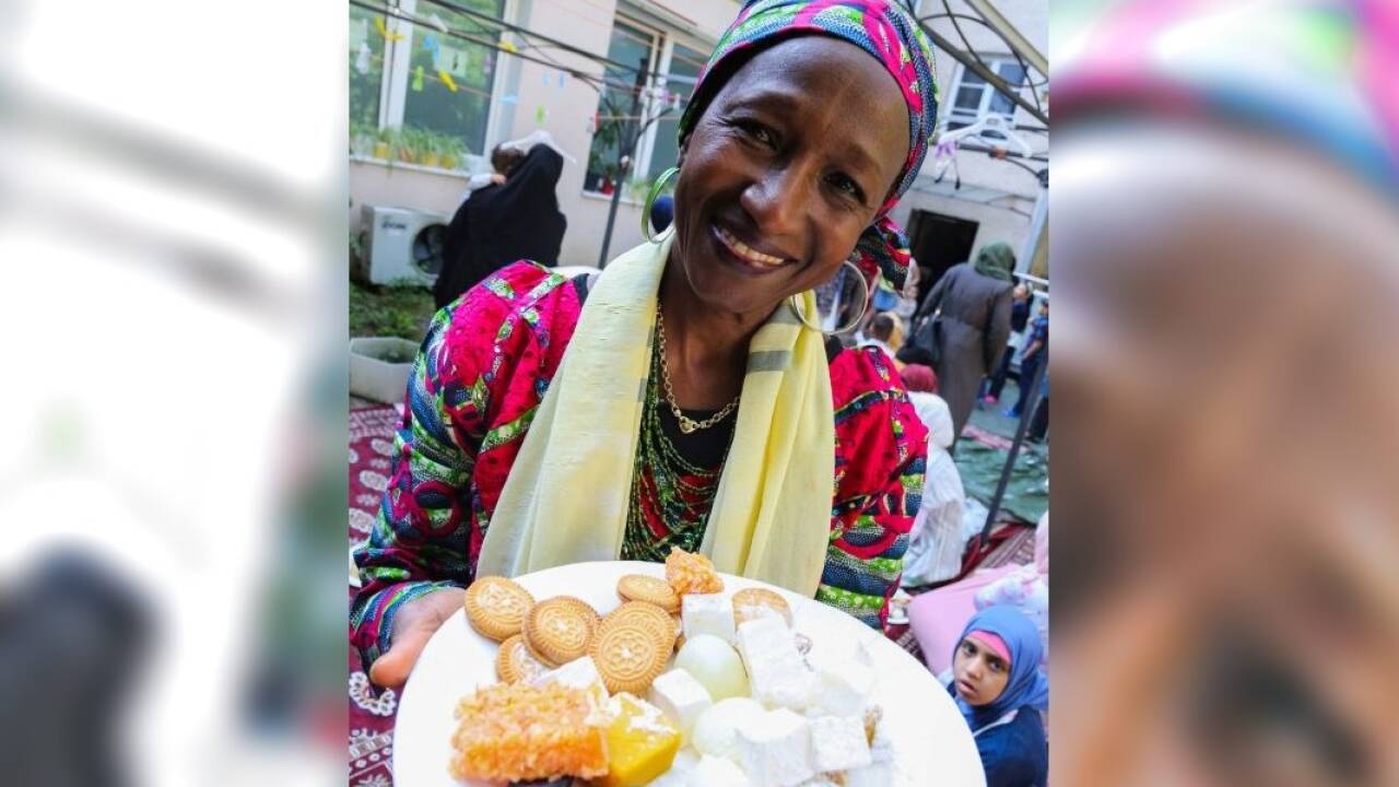 Fatumata Oberascher mit einem Teller vol traditioneller Süßigkeiten. 
