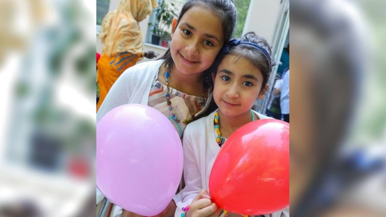 Die Schwestern Maria und Sham feiern Eid al-Fitr. 