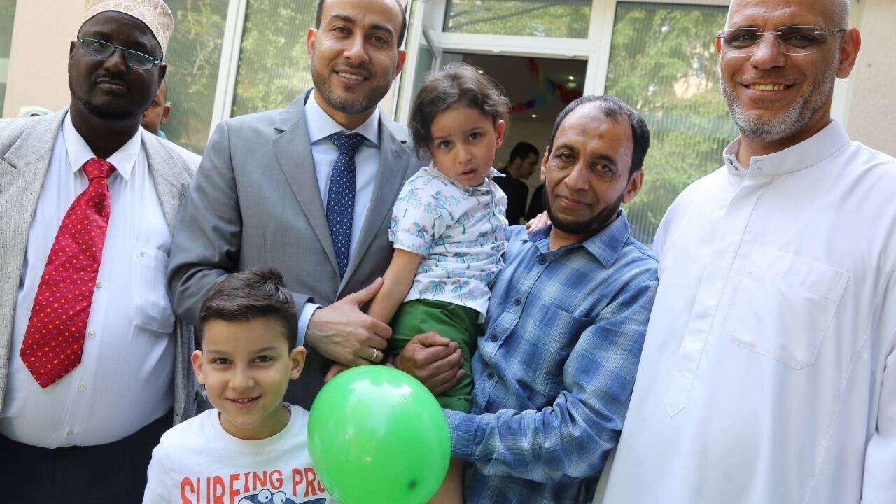 Moscheebesucher Sultan Abdul Rashid, Imam Elwany Ayman mit den Söhnen Adam und Ahmed, Hashimy Pervez und Selman Isa. 