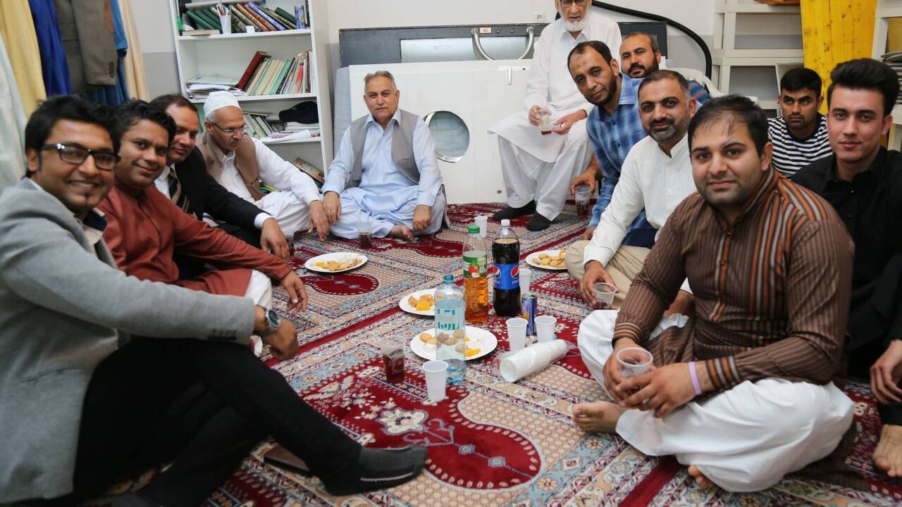Nach dem Gebet gibt es in der Moschee Süßes und Getränke. 