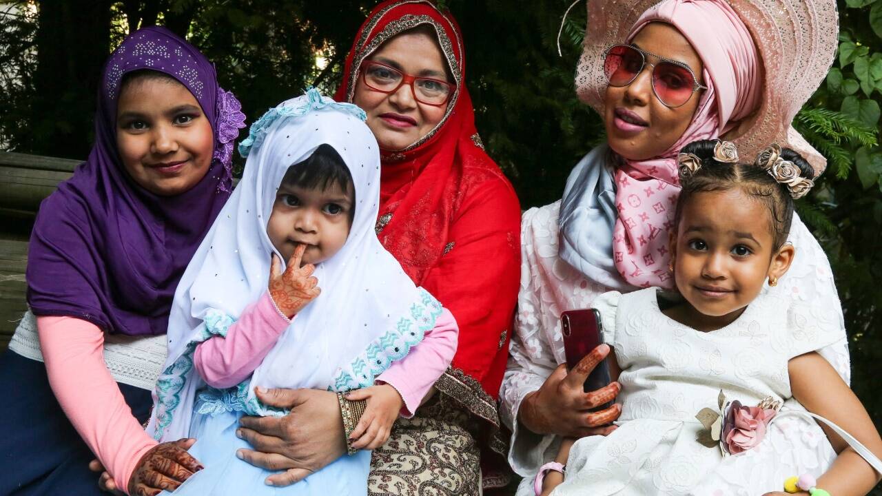 Festlich angezogen: Rubaisha, Umbrin und Misaab Khan sowie Himda und Amira, 