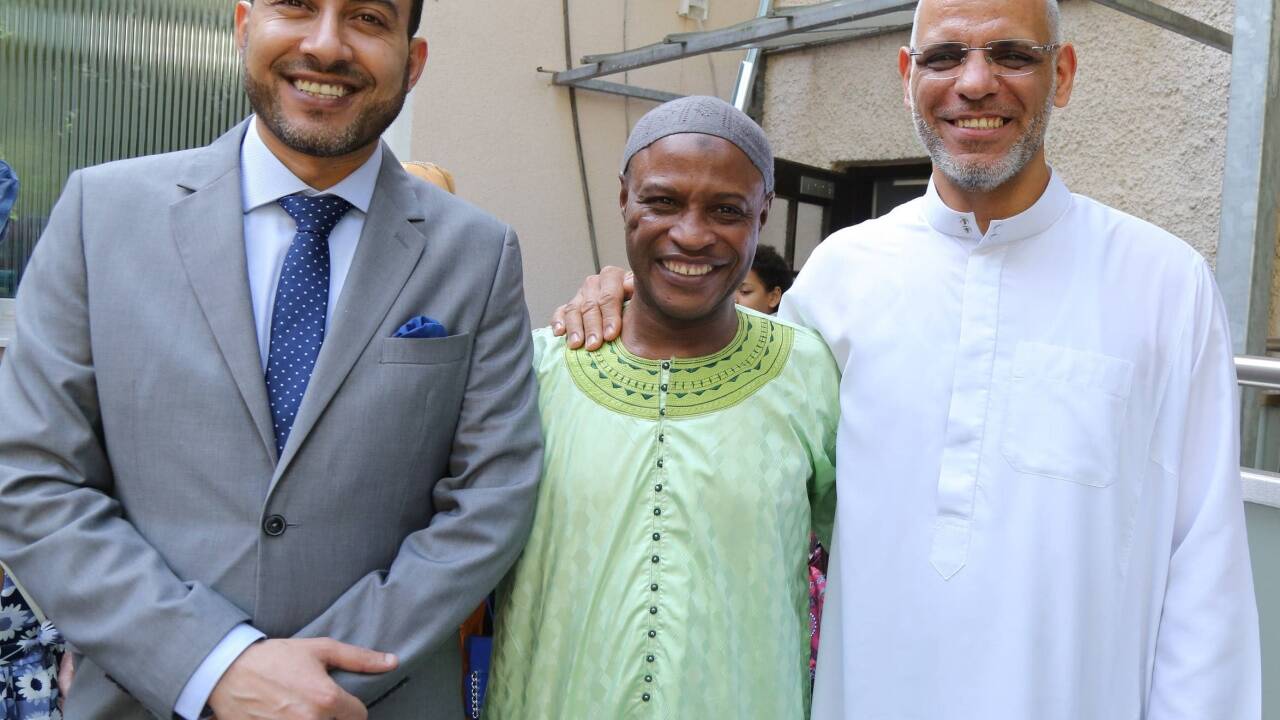 Imam Elwany Ayman (links) und Selman Isa (rechts) mit einem Moscheebesucher. 