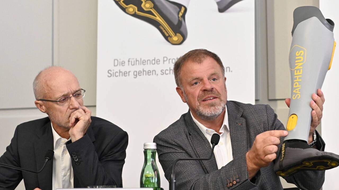 Der ehemalige Skispringer Toni Innauer und Entwickler Hubert Egger stellten die Prothese vor.  